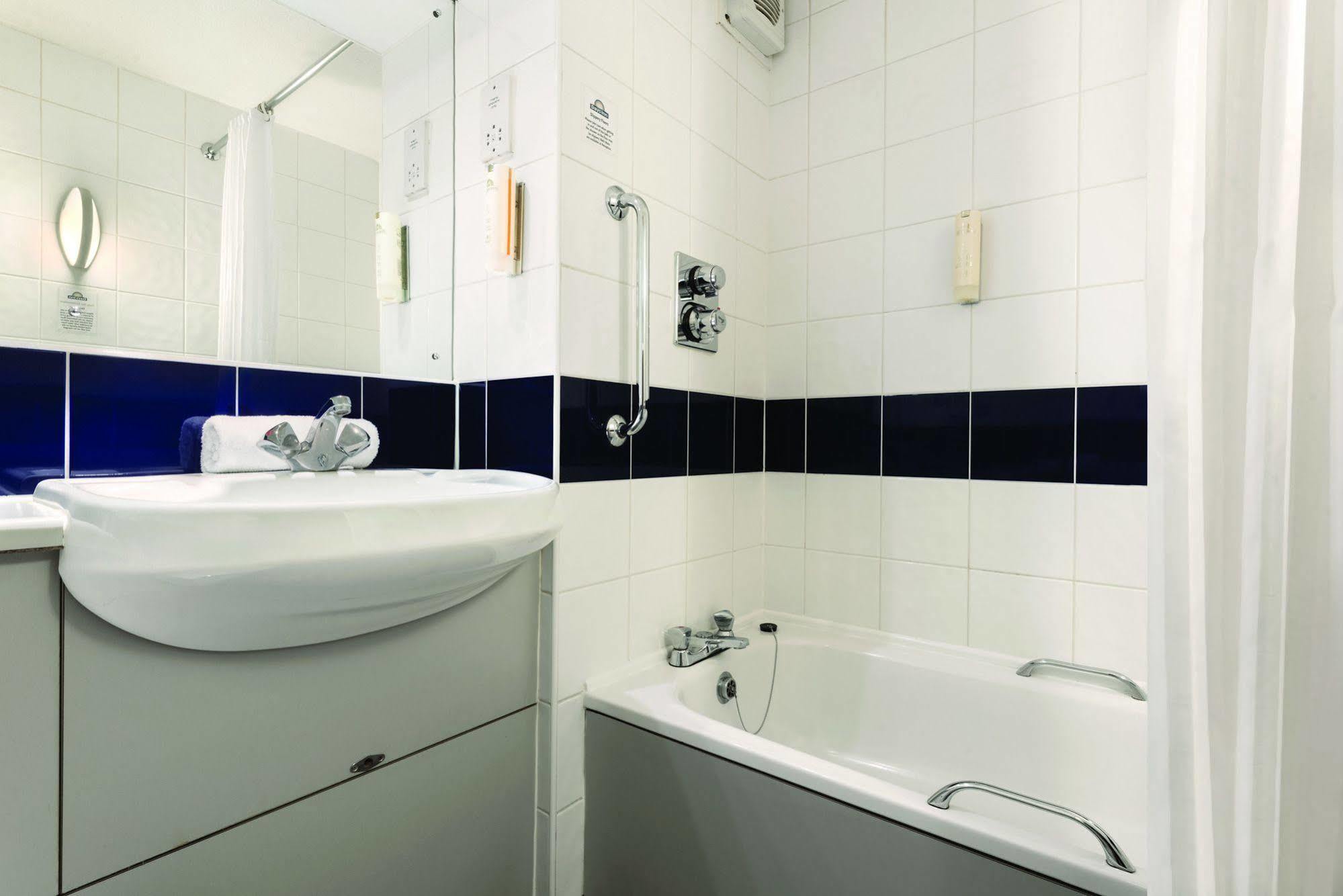 Days Inn Michaelwood M5 Falfield Bagian luar foto