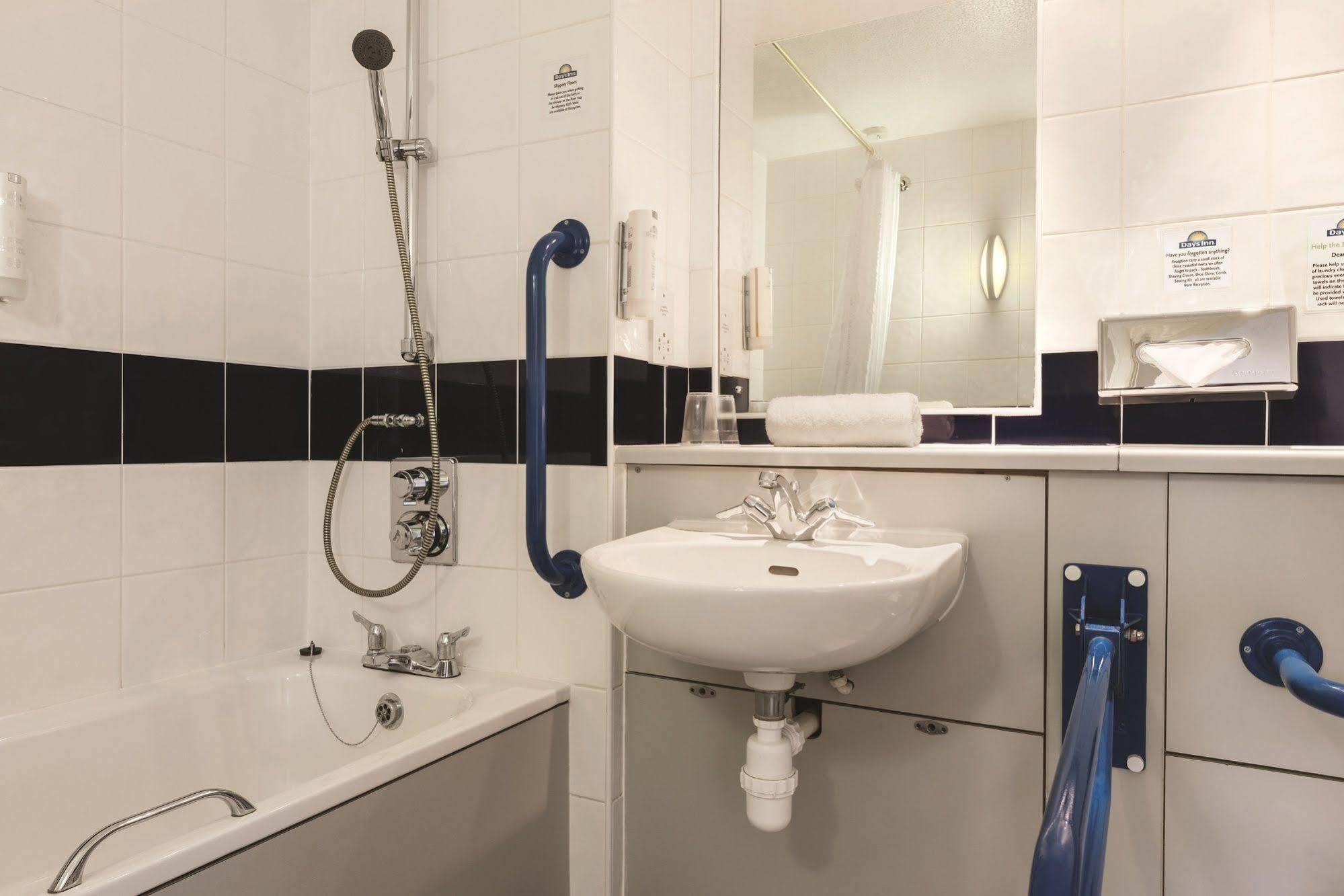 Days Inn Michaelwood M5 Falfield Bagian luar foto